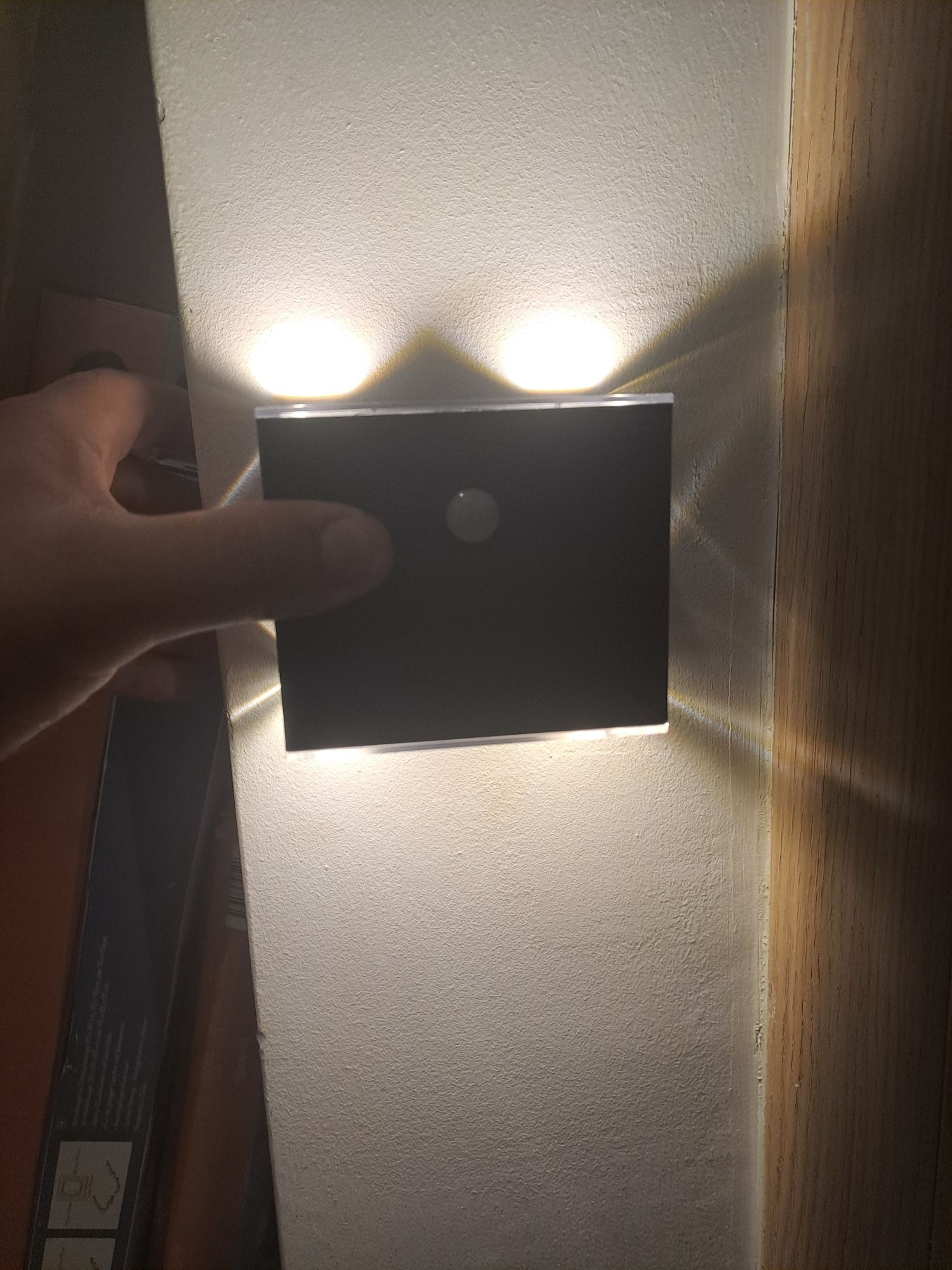 Lumina perete exterior cu led-uri si panou solar