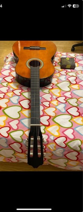 Chitara folosită foarte puțin, aproape nouă, fără defecte.