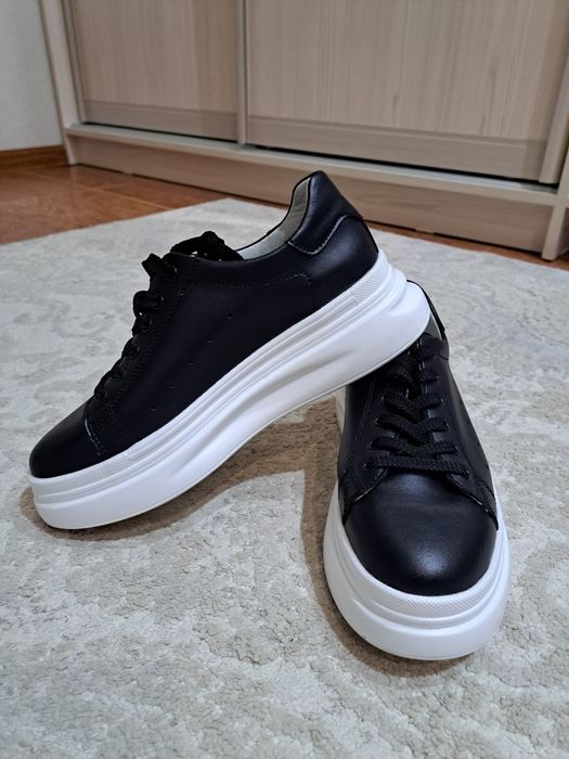 Продам женские кроссовки
