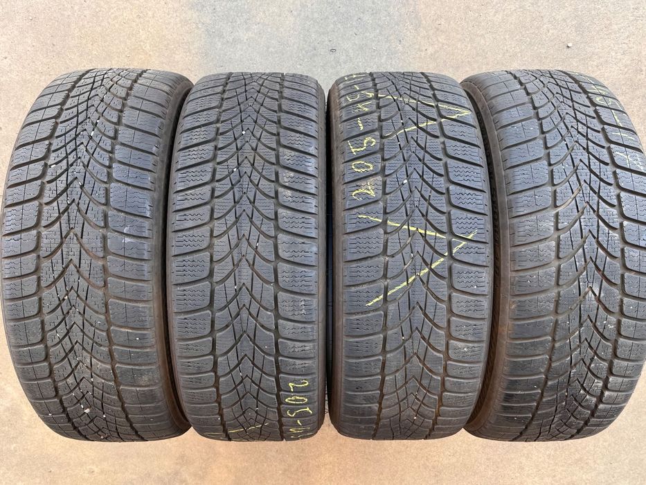 Vând 4 anvelope 205/45/17 Dunlop de iarnă second