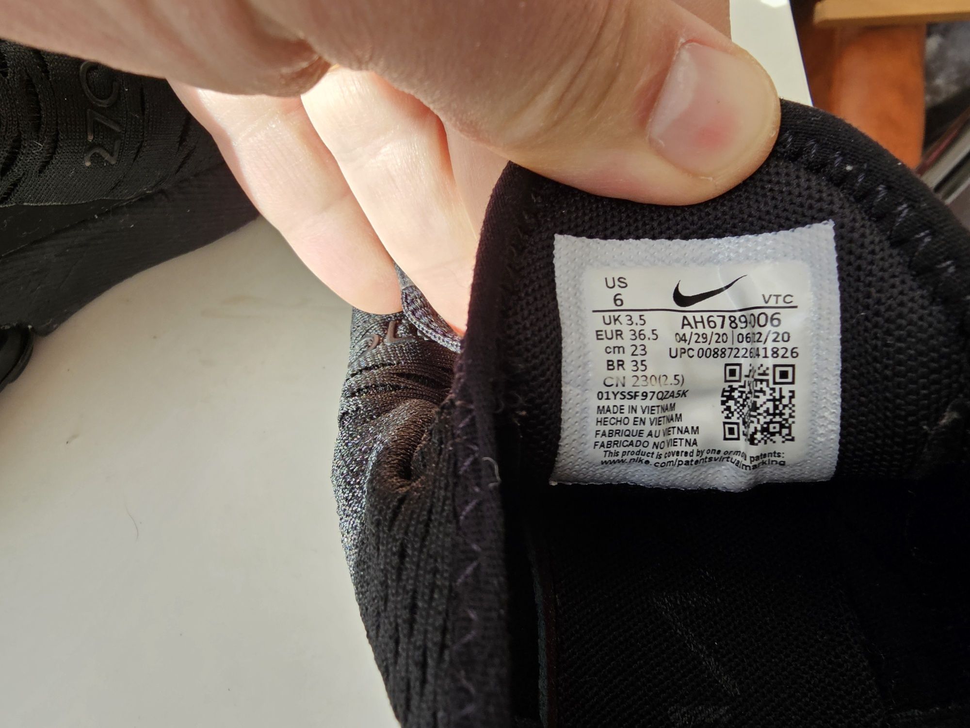 Adidasi Nike air max 270