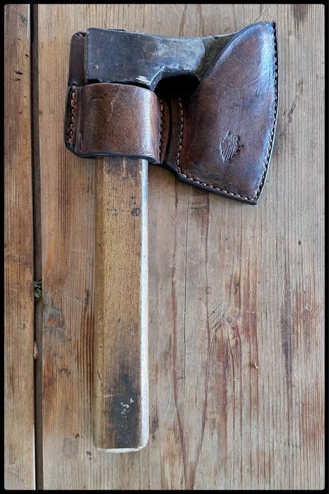 Кобур за брадва. Изработва се на ръка, по поръчка. Различни размери.