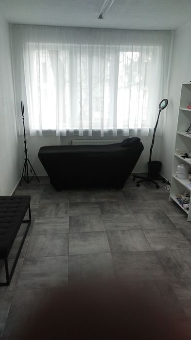 Inchiriez post de lucru in salon