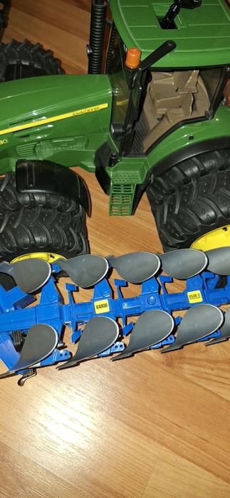 Tractor mare bruder cu 8 roti și plug mare