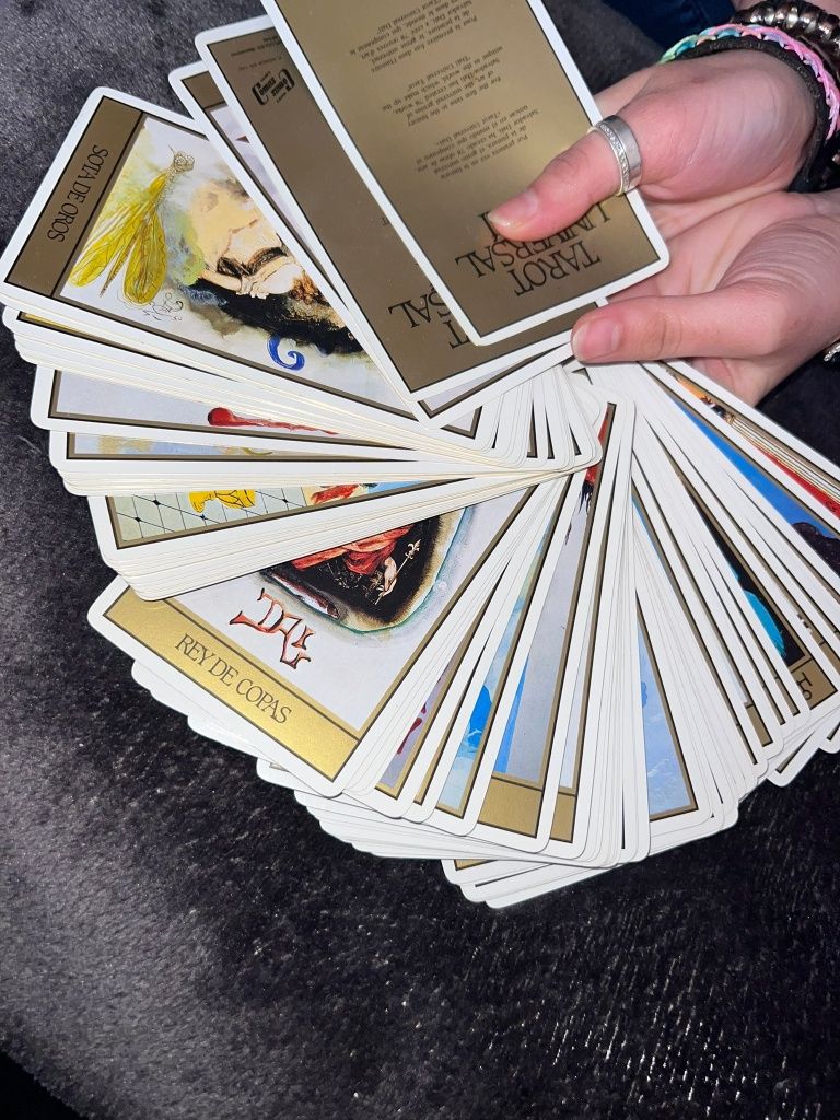 Vând cărți de Tarot Universal Dali (preț 500 de lei, negociabil)