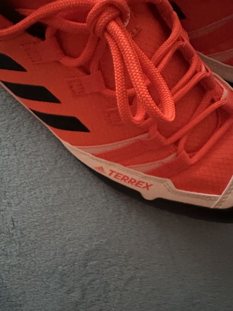 Продавам мъжки Маратонки ADIDAS