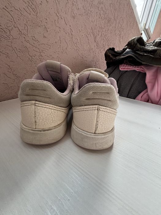 Бежови  маратонки adidas