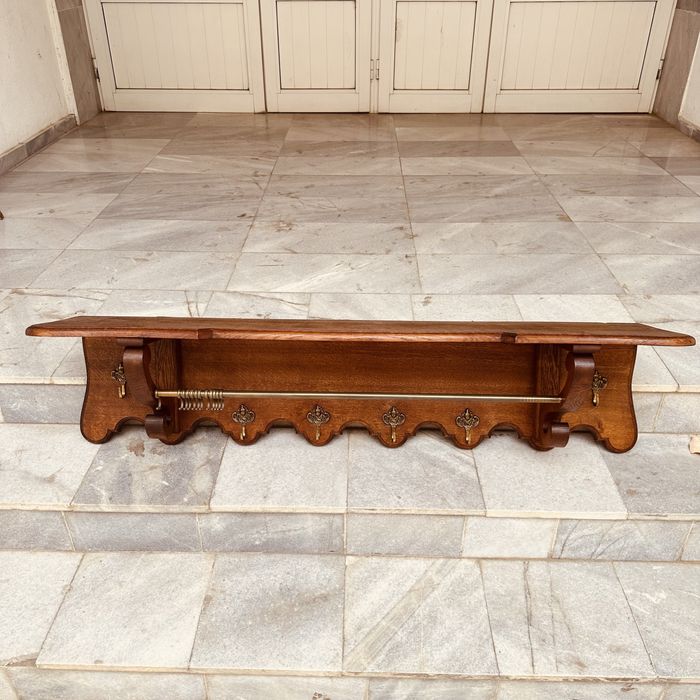 Винтидж дървен стенен рафт с месингови закачалки – класически стил