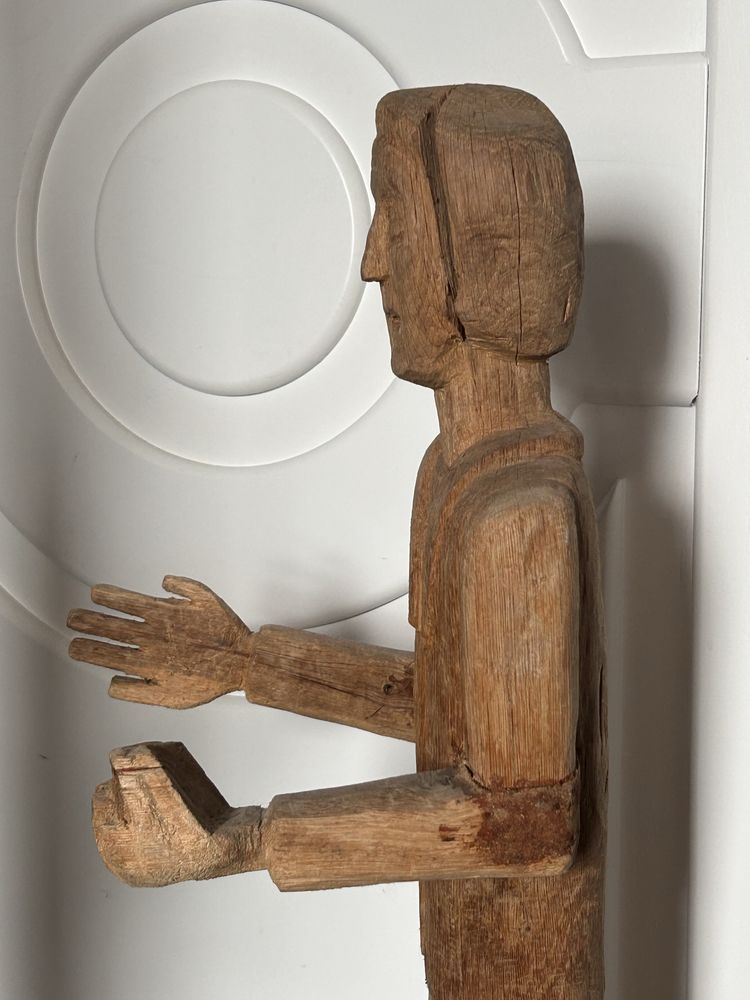 Sculptura lemn veche reprezentand-o pe scriitoarea Herta Muller, Nobel