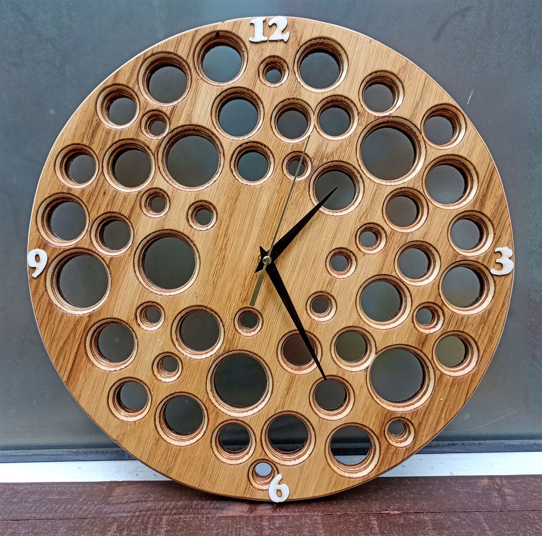 Дървен часовник с оригинален дизайн