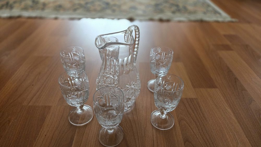 De vanzare borcan vin +6 pahare toate din cristal