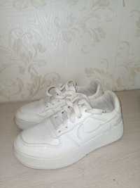 Белые кроссовки,размер 35(стельки 21,8 см)