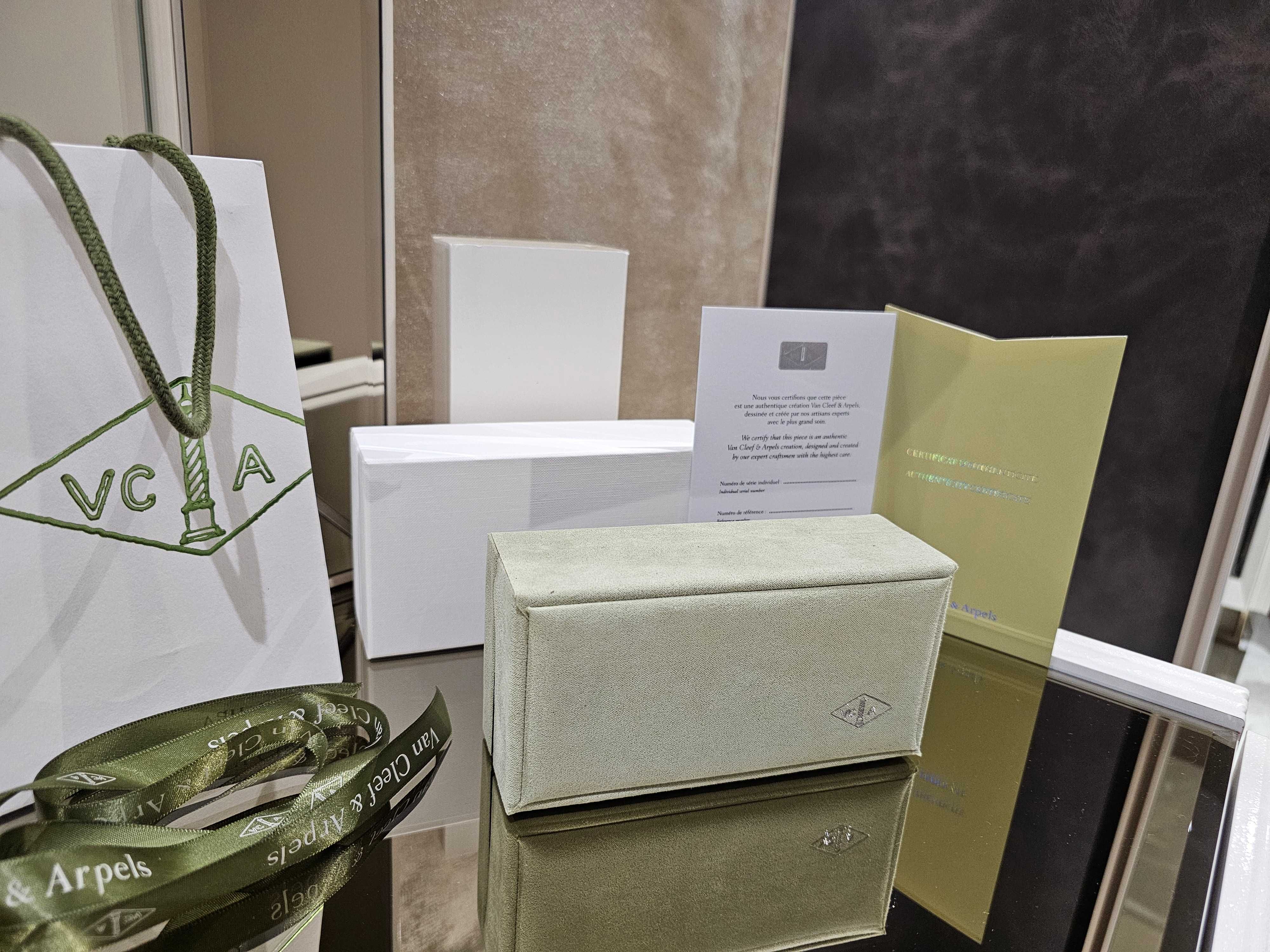 Van Cleef & Arpels VCA Пълен Комплект Кутия и Сертификат за Гривна