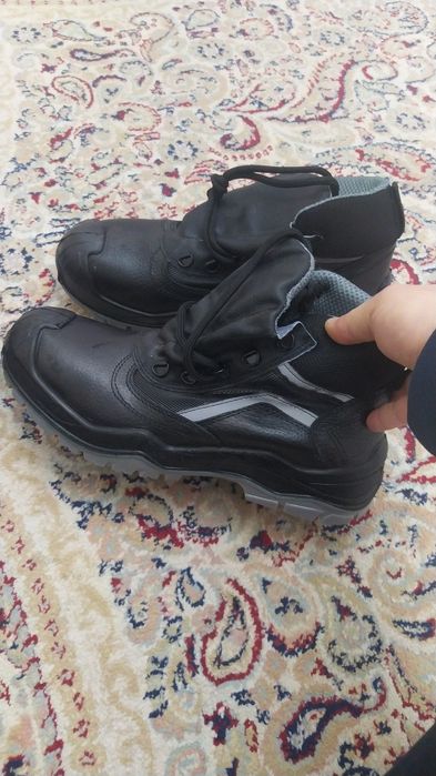 Продается спец обувь