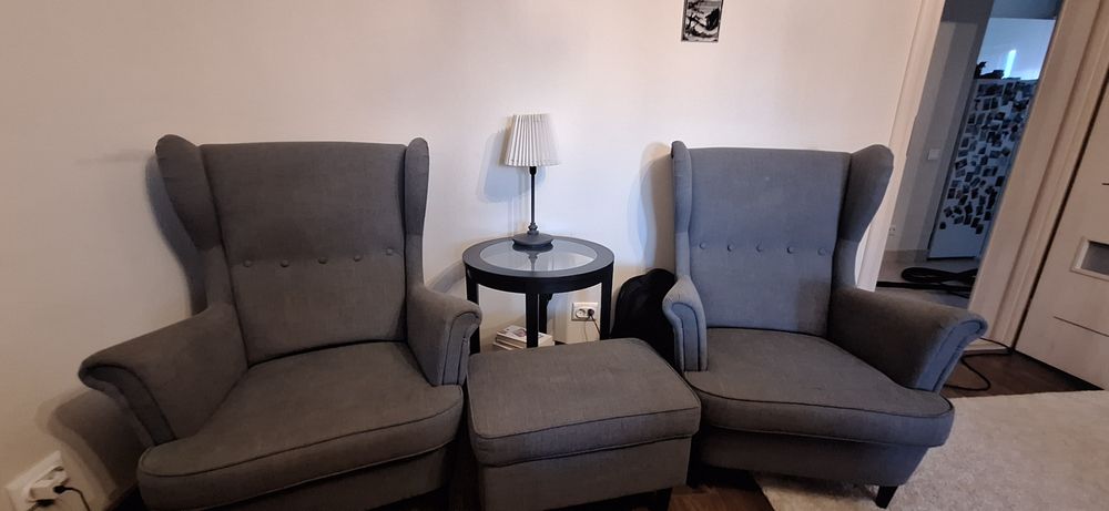 2 Scaune cu braţe Nordvalla gri Ikea , plus taburet. Stare impecabila