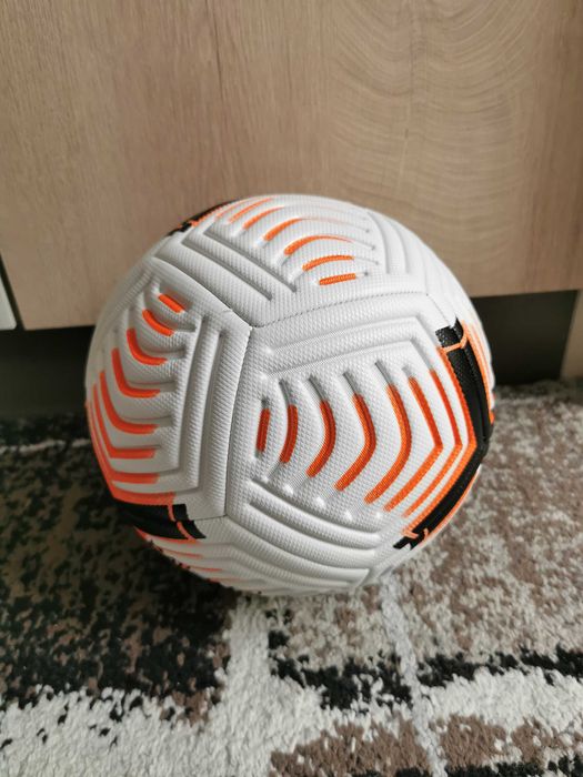 Футболна топка за тренировки и мачове. Чисто нова. Размер 5