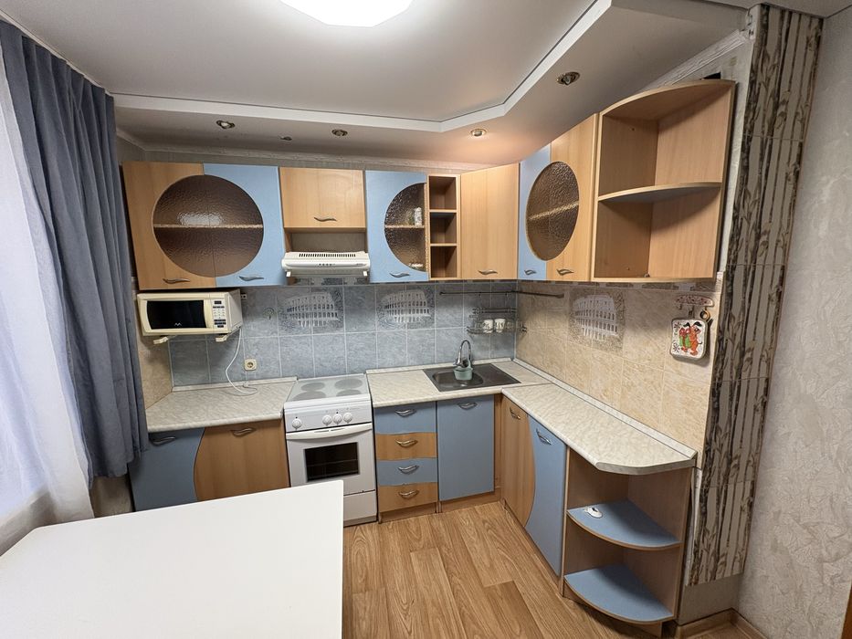 Кухонный ганитур,плита,вытяжка,холодильникСРОЧНО !!! торг уместен !!!