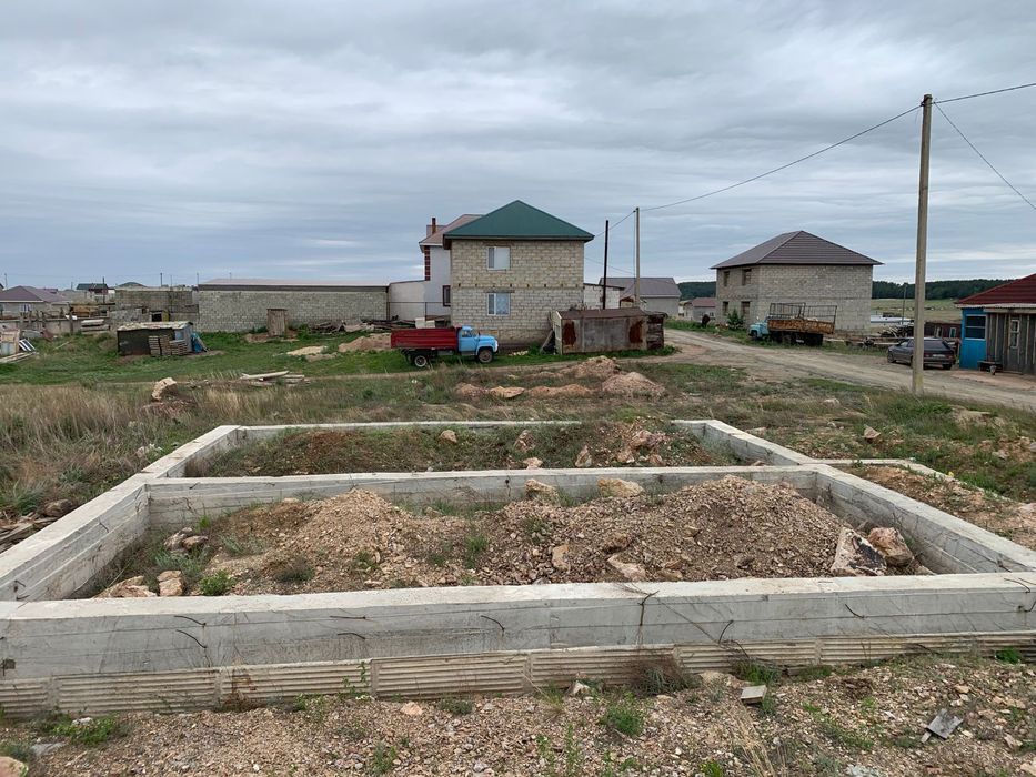 Продам участок с фундаментом и готовым проектом . Земля сухая