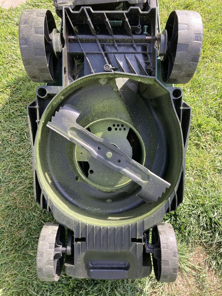 Mașină electrică de tuns iarba Bosch Univeral Rotak 460 1300 W