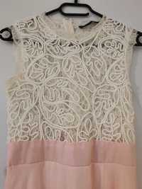 Розова рокля с бяла дантела