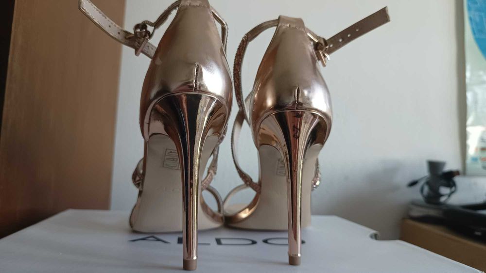 Страхотни високи сандали Aldo 39 номер