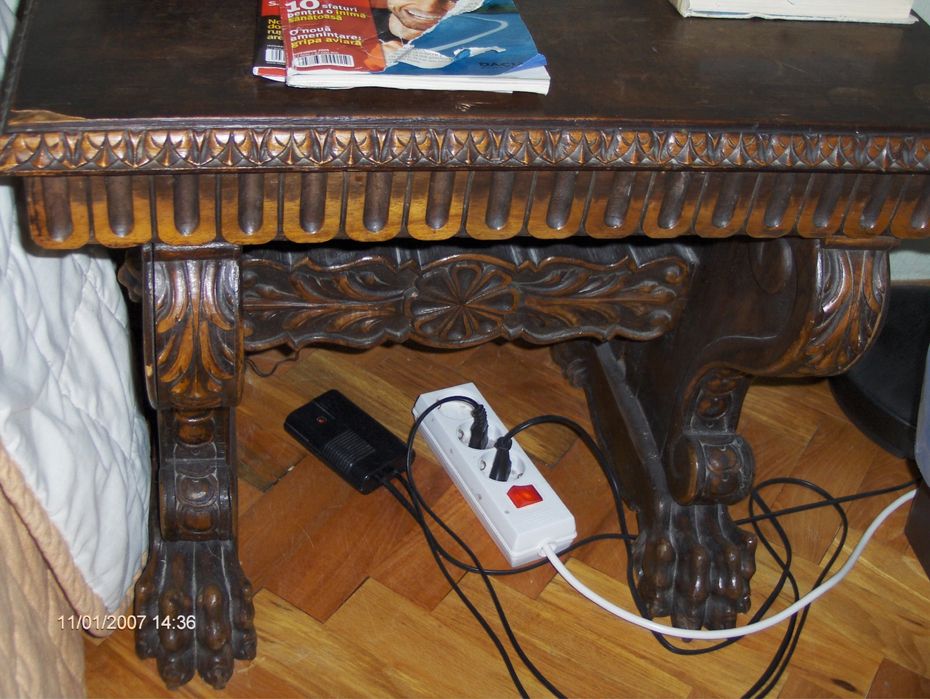 Mobila veche sculptata manual