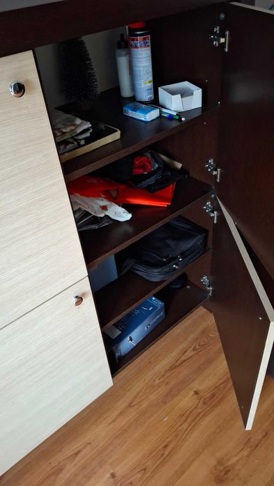 Продавам шкафове и диван