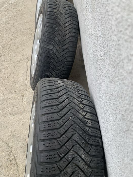 Vand cauciucuri de iarna pe 195/65/15 cu capace originale vw