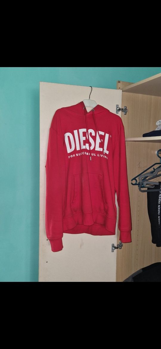 Bluza cu gluga din colectia Diesel. Model confectionat din tesatura