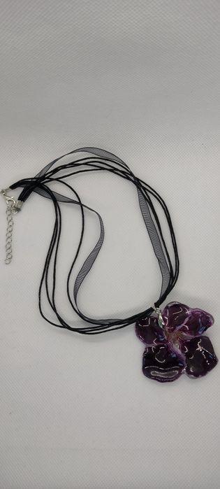 Колие с естествен цвят на Налба.  Дължината е максимално 23 см