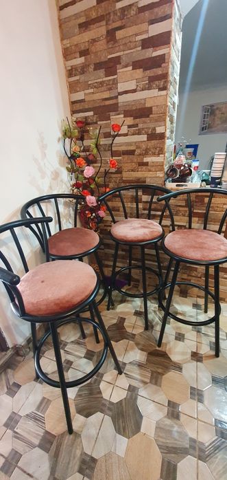Vând 4 scaune de bar