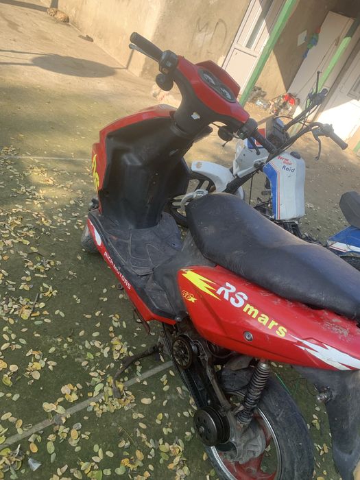 Vand sau achimb doua mopede cel rosu e 4t si cel alb e 2t