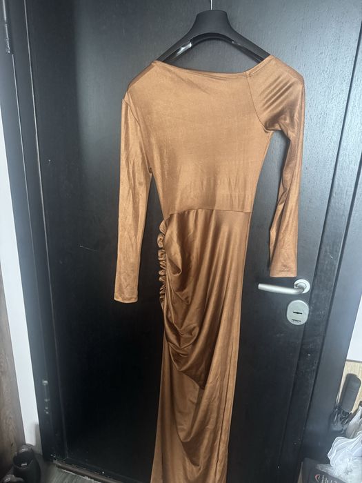 Рокля Cliche reborn в актуалния цвят за сезона за офицален повод