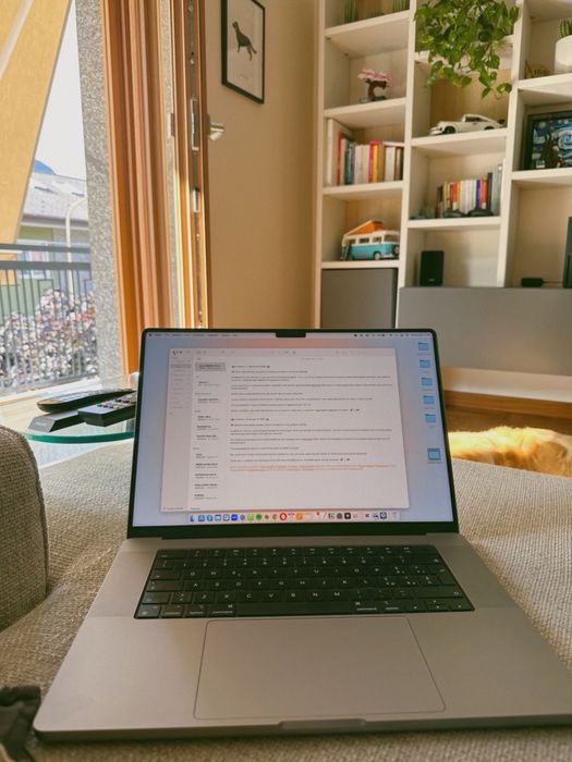 Macbook pro m2 pro 15/512 16-yadroli  120 fps xolati 10/10 10 soat ++