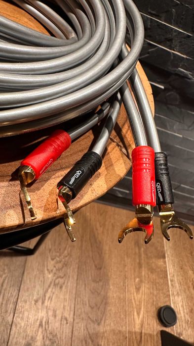 Cablu boxe QED XT40i – 2x4 metri + Conectori QED Airloc