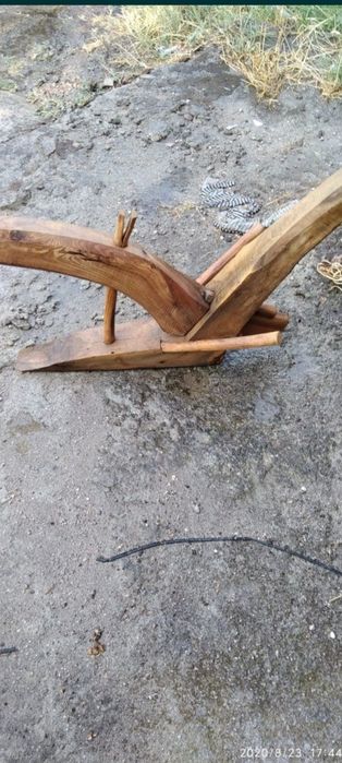 Дървено рало, дървено корито, връшник с ръжен,огрибки и д-р.