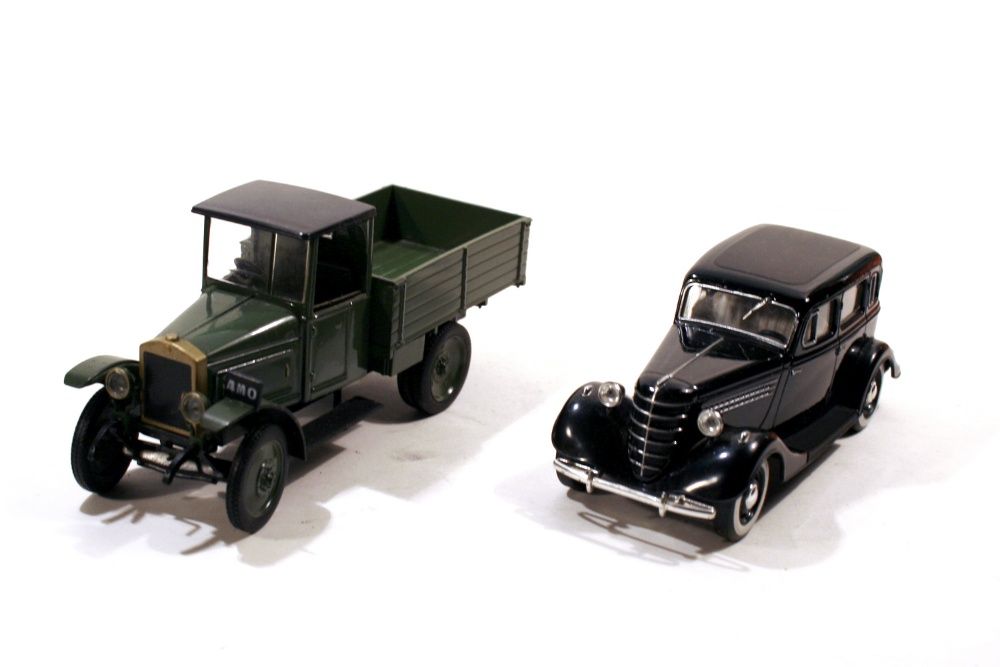2 игрушечные машины: Первые машини вып-шиеся в СССР. Масштаб 1:43.