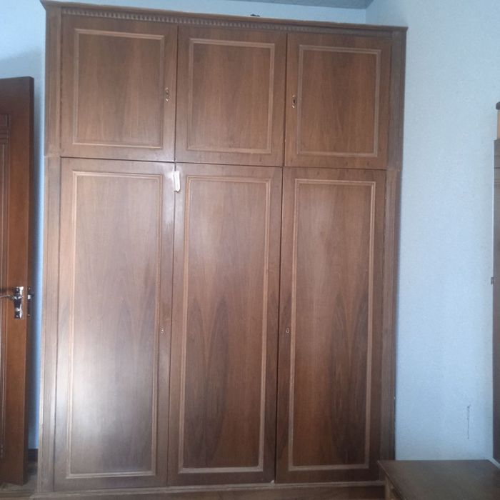 Шкаф ва трюмо сотилади