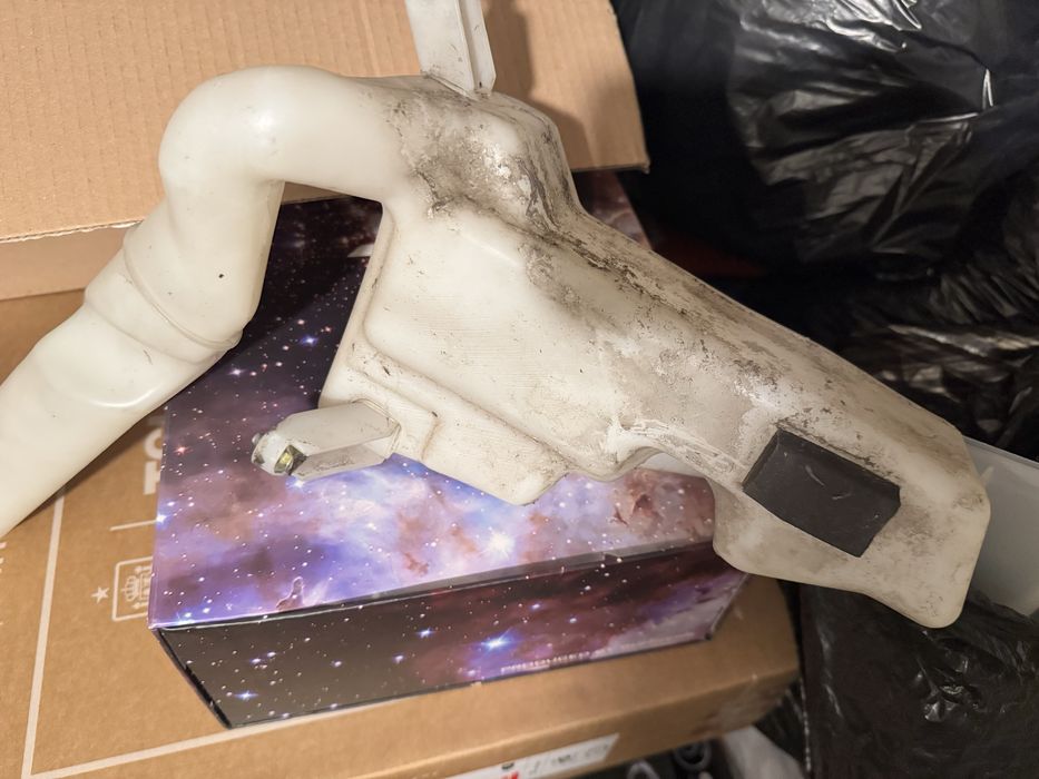 Казанче за течност за чистачки, шкода фабия 2002