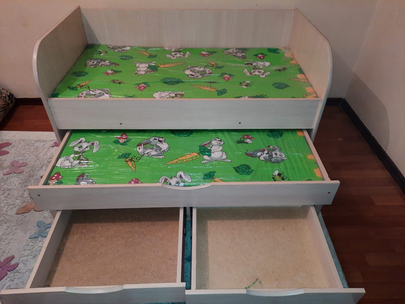 Детская двухместная кроватка с ящиками для хранения