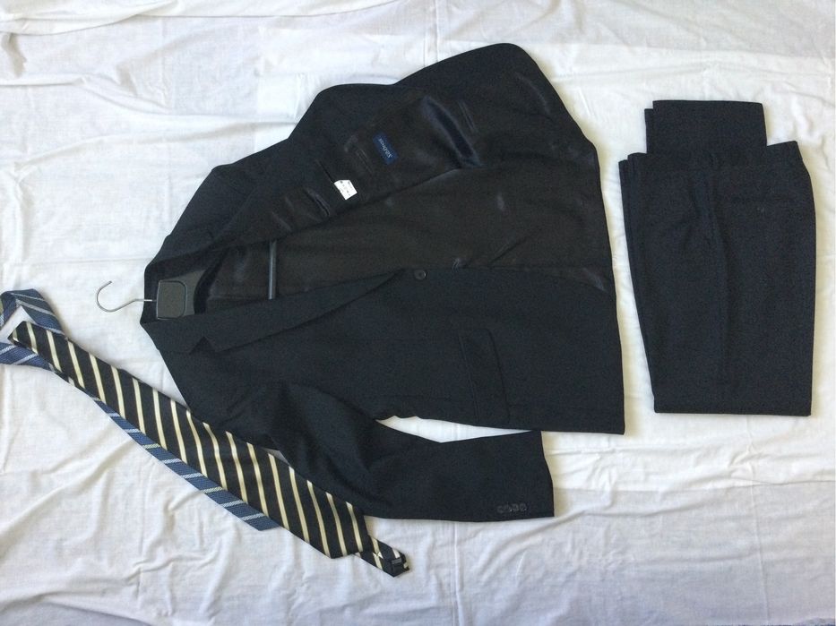 Costum negru mire/nas, marimea 48, fabricat la Sibiu si 100% lana