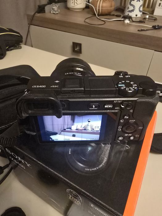 Vând Sony a6400 garanție 1 an + card 256 si geanta