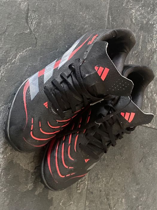 Vand ghete de fotbal adidas predator