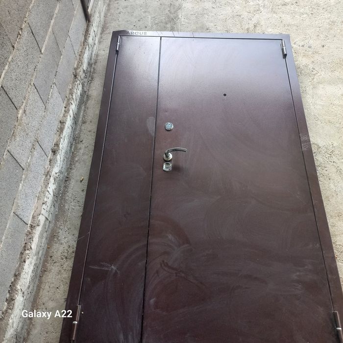 Наружная дверь металическая