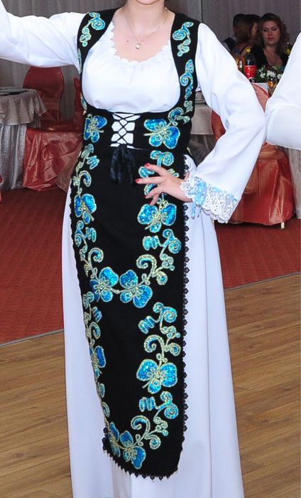 Vand costum popular impecabil cu paiete
