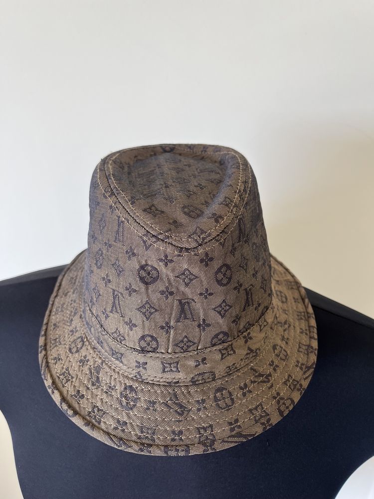 Pălărie Louis Vuitton , impecabila