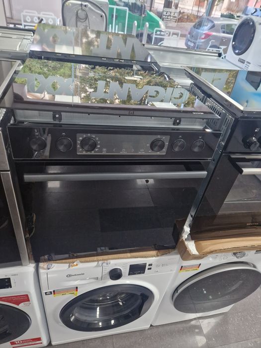 Фурна с керамичен плот за вграждане Gorenje 77 литра