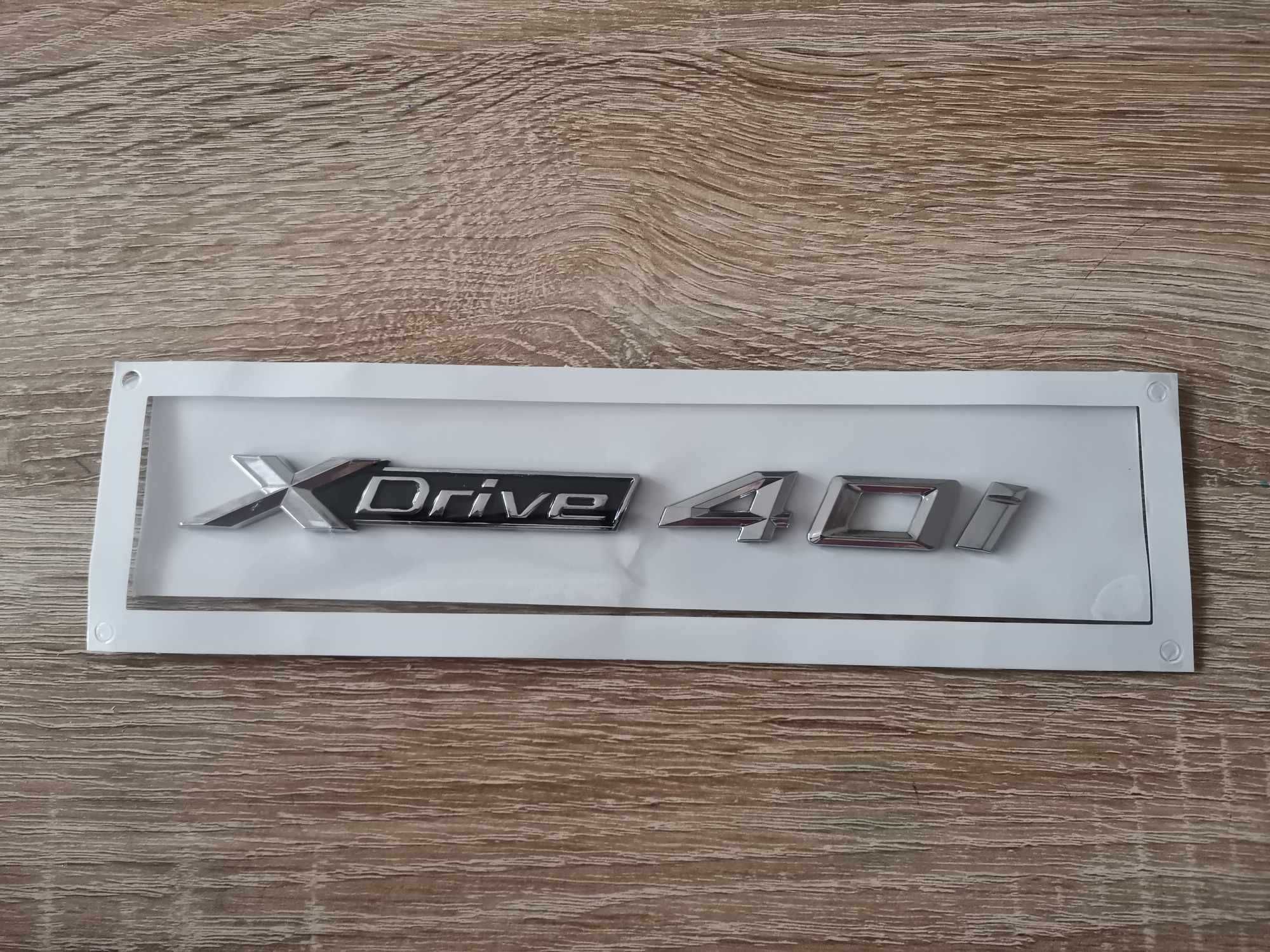 сребрист надпис BMW Xdrive 40i