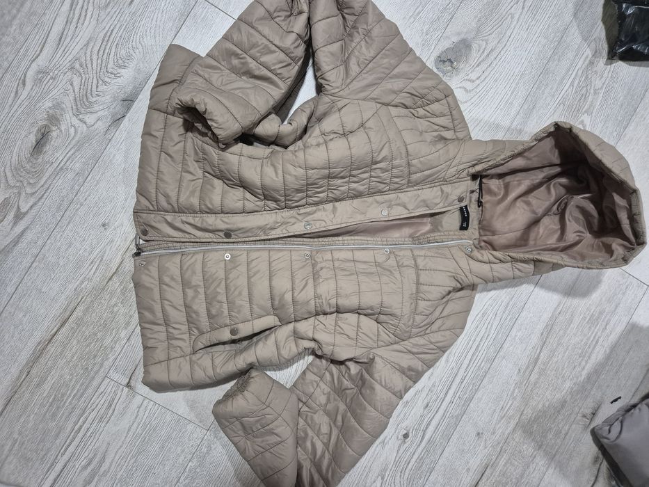 Vand 2 geci mărimea  XL crem /negru.Ambele la pretul de 130 lei