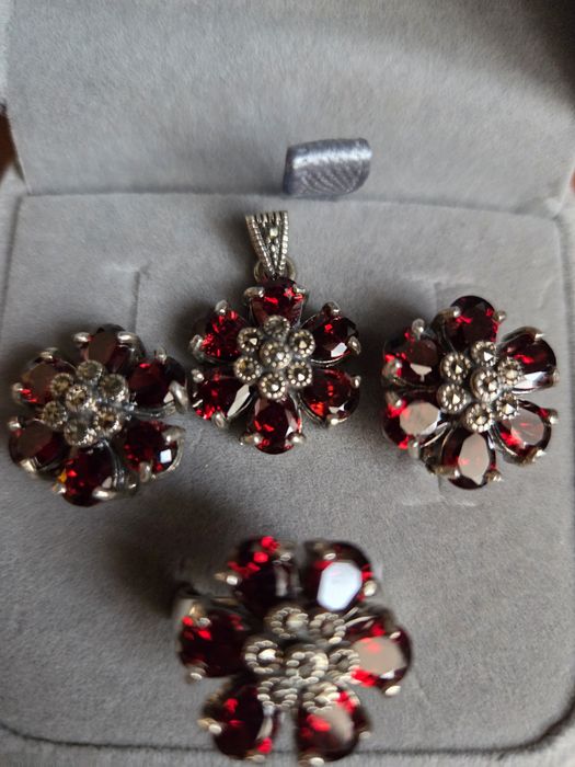 Набор серебряный с гранатом